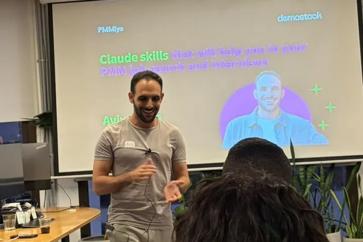 Aviv Braun speaking to a room of product marketers at DemoStack