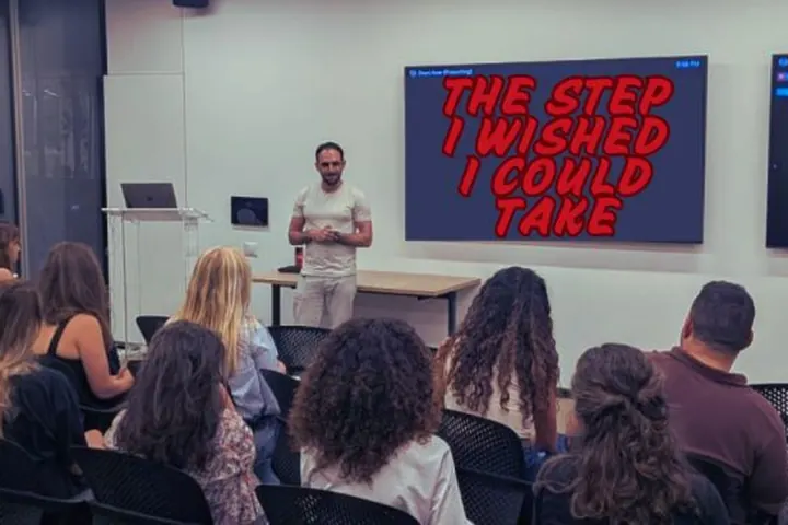 Aviv Braun lecturing at the PMM101 cohort 3 closing session