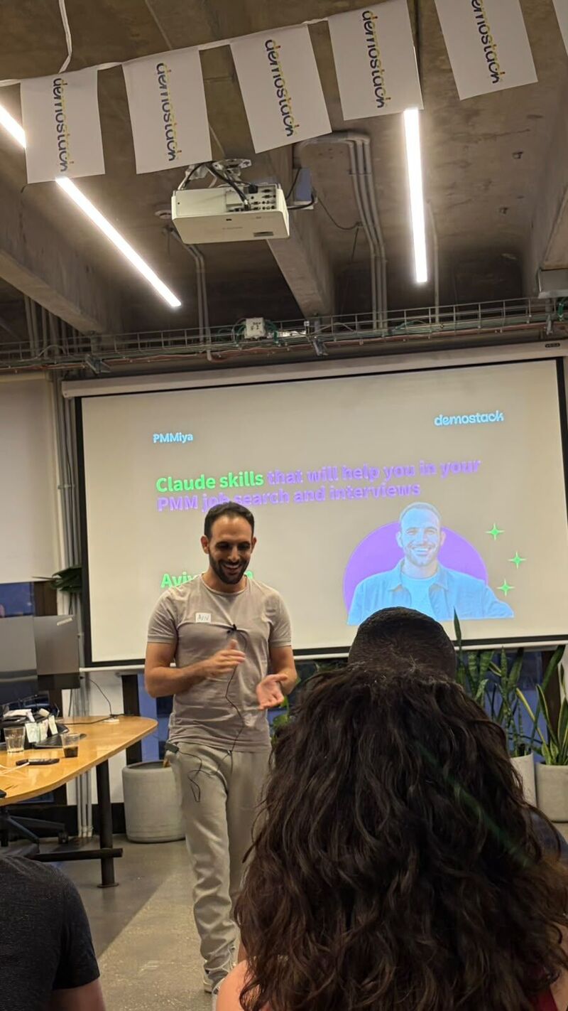 Aviv Braun speaking to a room of Product Marketing Managers at DemoStack